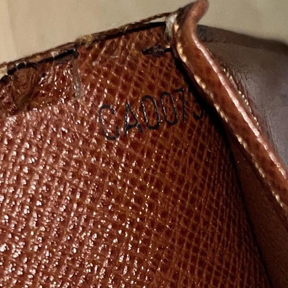 LOUIS VUITTON Kiss-Lock Monogram Canvas Leather Bifold Wallet